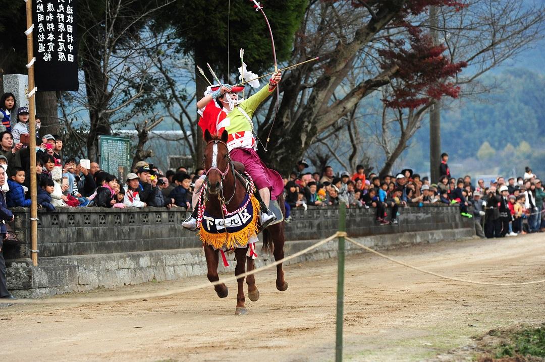 바이린 텐만구 야부사메(달리는 말 위에서 활을 쏘아 과녁을 맞추는 무예)
